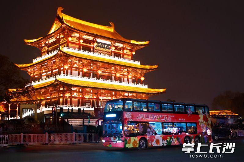 在游客市民乘坐湘江觀光巴士打卡長沙的背后，有一群公交人默默奉獻,，保駕護航,。 均為長沙晚報通訊員陳潛、樊軒供圖
