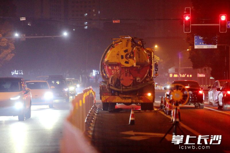 清污車在作業(yè)。