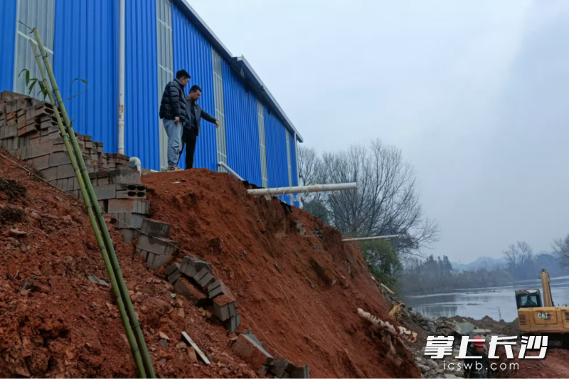澄潭江鎮(zhèn)生態(tài)事務中心對河道管理范圍內(nèi)違建問題進行指導整改,。