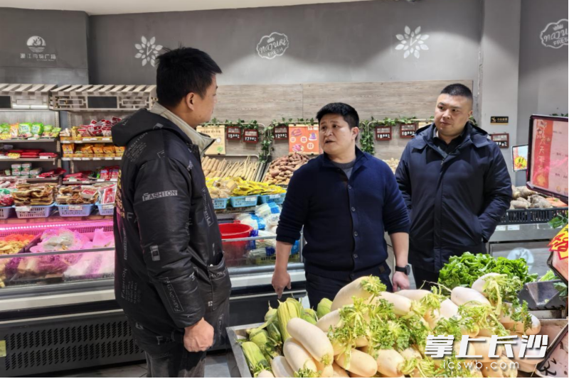 澄潭江鎮(zhèn)主要領導帶隊對轄區(qū)的重點場所,、道路安全進行安全檢查。