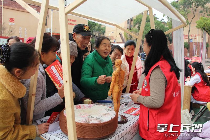 2月28日，“學(xué)雷鋒·文明實(shí)踐我行動(dòng)”暨長(zhǎng)沙市雨花區(qū)學(xué)雷鋒服務(wù)中醫(yī)非遺文明市集活動(dòng)在此熱鬧開場(chǎng),。 均為通訊員 楊杰 攝