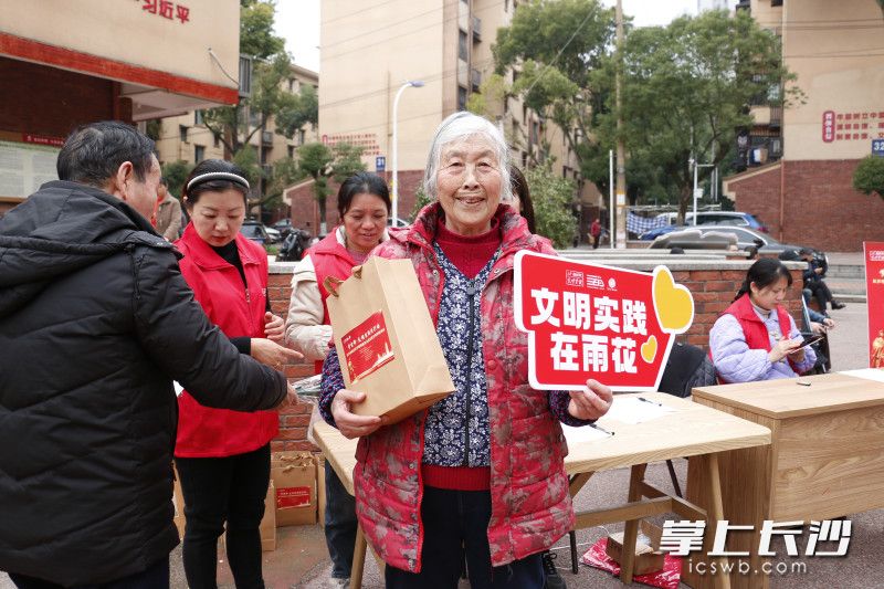 2月28日,，“學(xué)雷鋒·文明實(shí)踐我行動(dòng)”暨長(zhǎng)沙市雨花區(qū)學(xué)雷鋒服務(wù)中醫(yī)非遺文明市集活動(dòng)在此熱鬧開場(chǎng)。