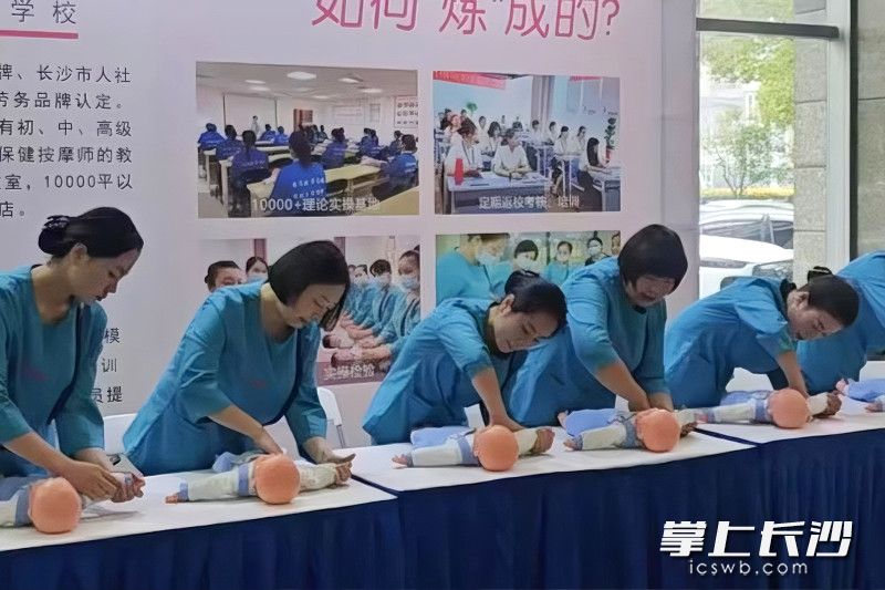 現(xiàn)場(chǎng)，“星嫂到家”家政服務(wù)情境模擬演繹現(xiàn)代家政技藝,。