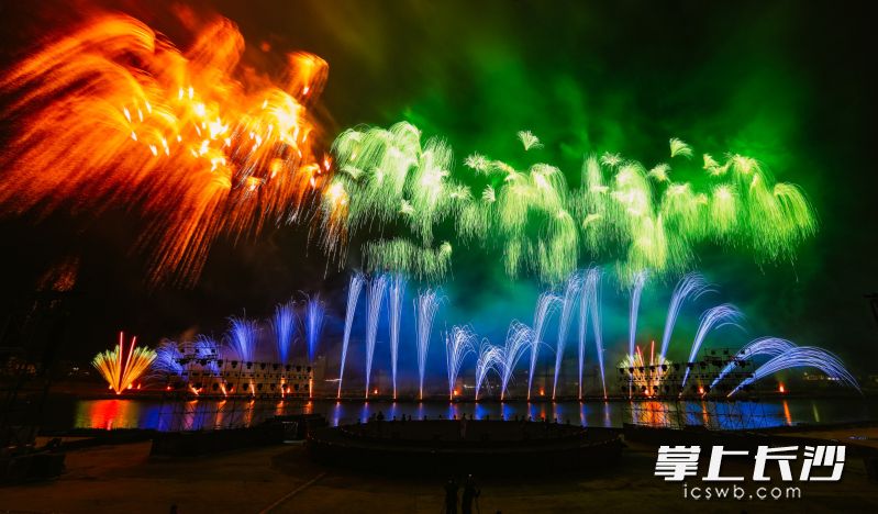 3月1日，瀏陽(yáng)周末焰火再一次在瀏陽(yáng)河上空綻放,。長(zhǎng)沙晚報(bào)通訊員 李建 攝