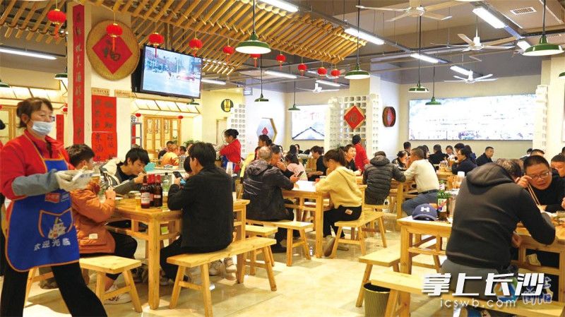 何陽蒸菜小館內(nèi)坐滿了食客,，大家品嘗著熱氣騰騰的蒸菜,，享受這份地道的瀏陽美味。受訪者供圖