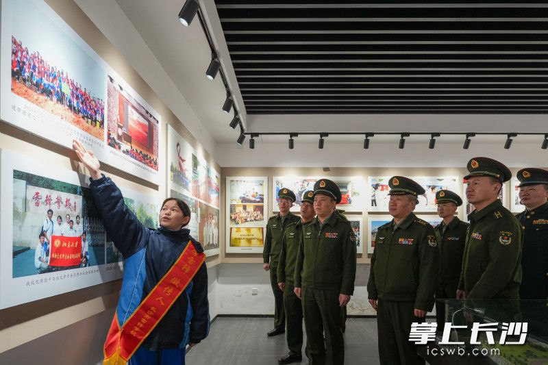 新疆昌吉軍分區(qū)13名官兵踏訪雷鋒故里。 均為長(zhǎng)沙晚報(bào)全媒體記者鄒麟攝
