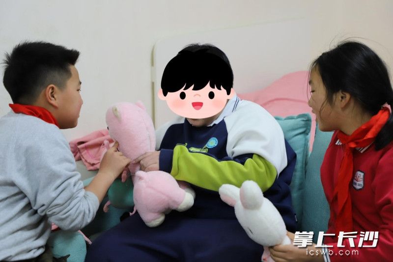 普通班孩子自發(fā)組建的"影子伙伴"隊伍已超百人,。