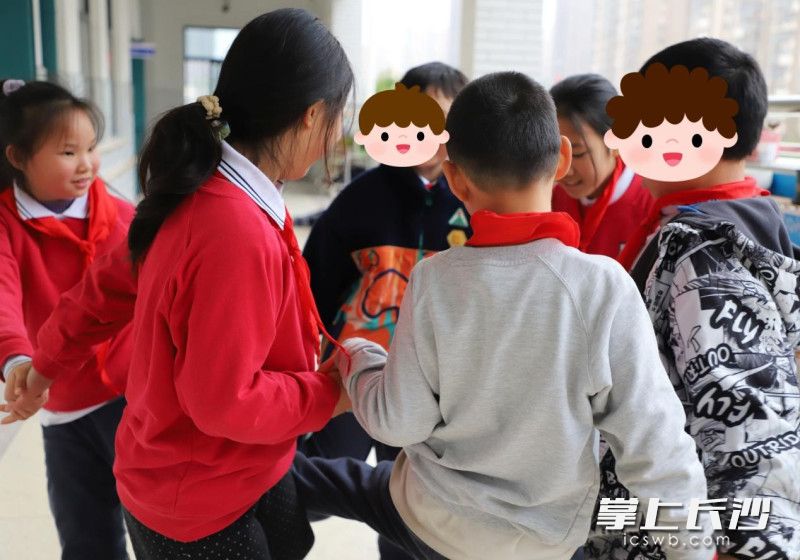 芙蓉區(qū)育才東屯小學普特孩子下課后一起快樂地做游戲,。長沙晚報通訊員 張威 攝