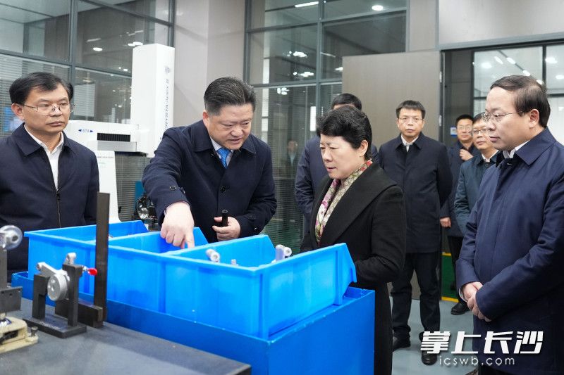 3月4日,，省委常委,、市委書記吳桂英在瀏陽調(diào)研經(jīng)濟社會發(fā)展情況,，來到瑞楚精密機械有限公司。