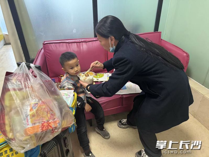 在愛心候車室里,，車站工作人員為孩子準(zhǔn)備了熱騰騰的飯菜。