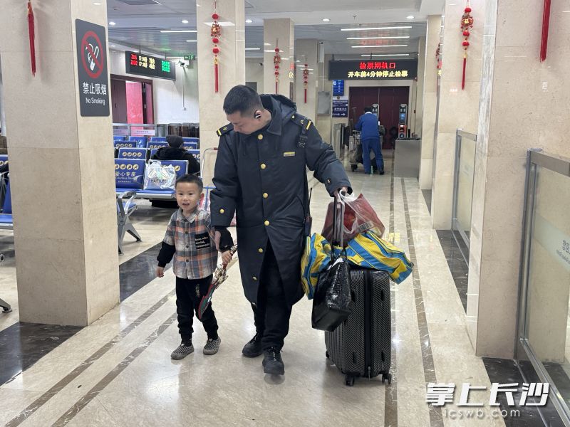 在長(zhǎng)沙火車站,，站臺(tái)客運(yùn)員匡益達(dá)發(fā)現(xiàn)了與父母走失的小男孩,。在等待母親趕來的時(shí)間，匡益達(dá)將小孩送往車站愛心候車室,。 均為通訊員供圖