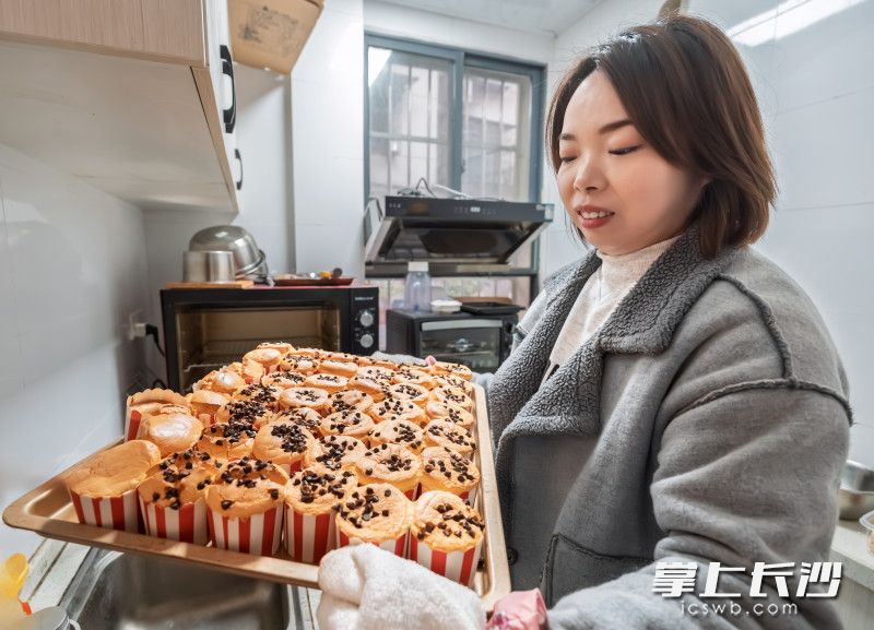鐘焱焱在專屬暖心廚房做紙杯蛋糕,。均為長(zhǎng)沙晚報(bào)全媒體記者 陳飛 攝