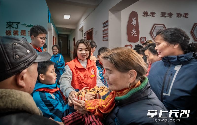 3月5日中午,，鐘焱焱和孩子們將做好的蛋糕送給社區(qū)老人。