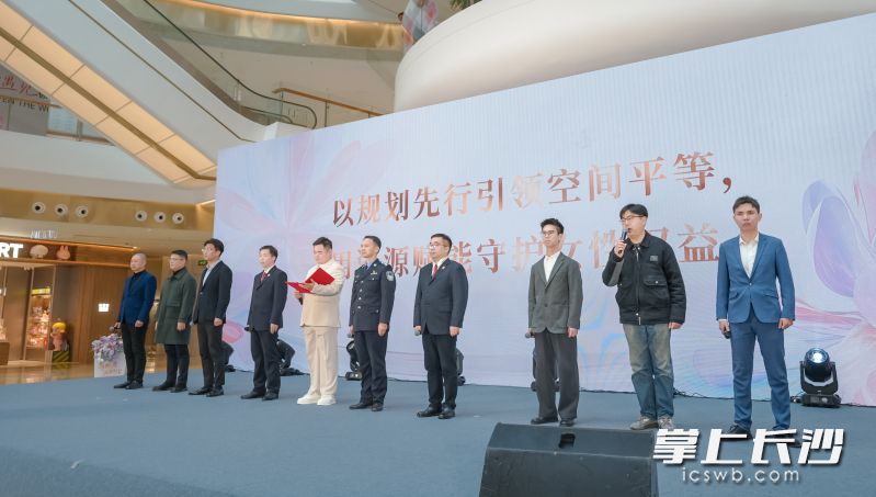 10名代表立足崗位職責(zé),，聚焦女性權(quán)益保障與服務(wù)升級(jí)，紛紛對女性友好城區(qū)建設(shè)作出鄭重回應(yīng),。