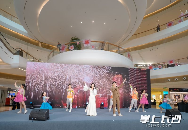 雨花區(qū)紀(jì)念“三八”國際婦女節(jié)115周年暨“‘雨’眾不同 花樣消費(fèi)”系列活動(dòng)在步步高星城新天地啟動(dòng),。均為全媒體記者 陳飛 攝