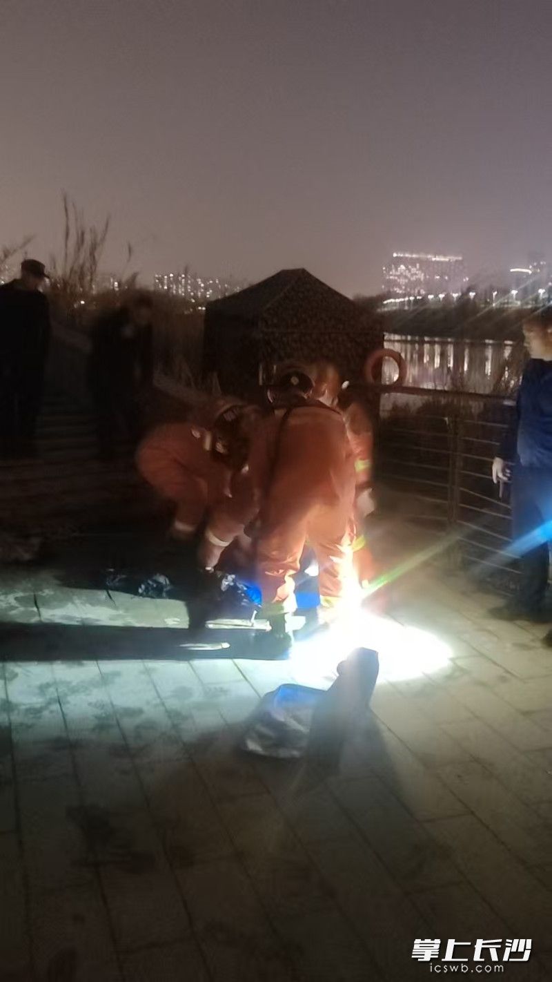 在水邊消防隊員的接應下,，羅鴻君成功將男子拉上了岸,。 東山冬泳隊供圖