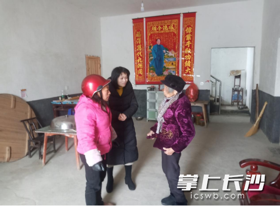 劉清南上戶走訪空巢老人,。