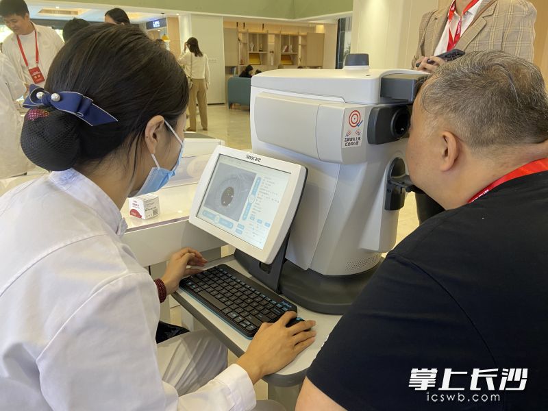 三諾生物公布的本月“熱招崗位”目錄中,，嵌入式軟件測試工程師等人工智能職位排在招聘目錄最前面。圖為來訪者參觀三諾生物總部。照片均為長沙晚報全媒體記者 周斌攝