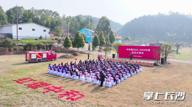 中和鎮(zhèn)黨委書記周曦上黨課。