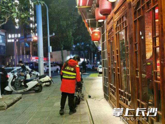 工作人員夜間巡查飛線充電等隱患是否整改落實(shí)到位,。長(zhǎng)沙晚報(bào)通訊員 歐陽卓婭 供圖