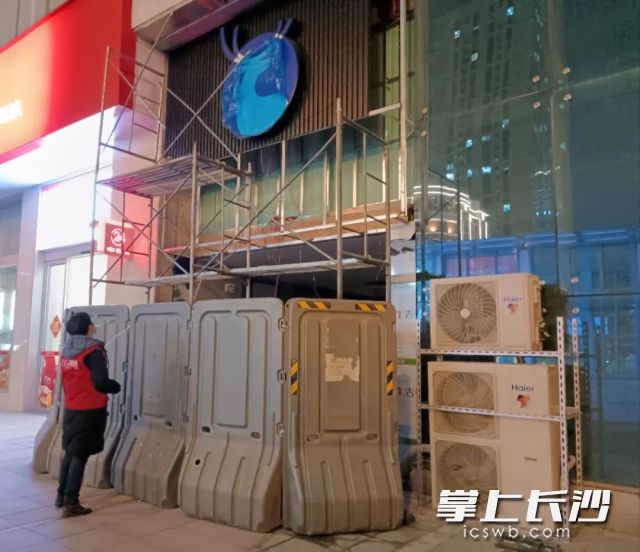 工作人員夜間巡查店鋪施工安全,，確保防護(hù)欄桿,、安全架等完好。