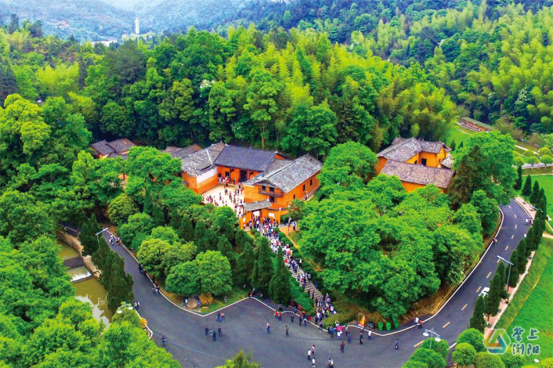 青山環(huán)抱的胡耀邦故居,。記者 彭紅霞 攝
