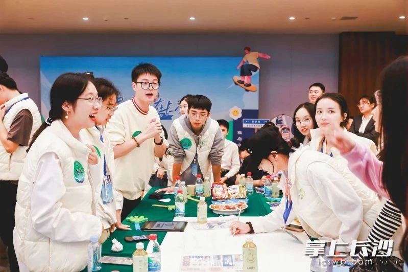 在“星夢想 在長沙”企業(yè)開放日活動中，學子們團隊合作參與職場挑戰(zhàn)游戲,。陳清宇供圖