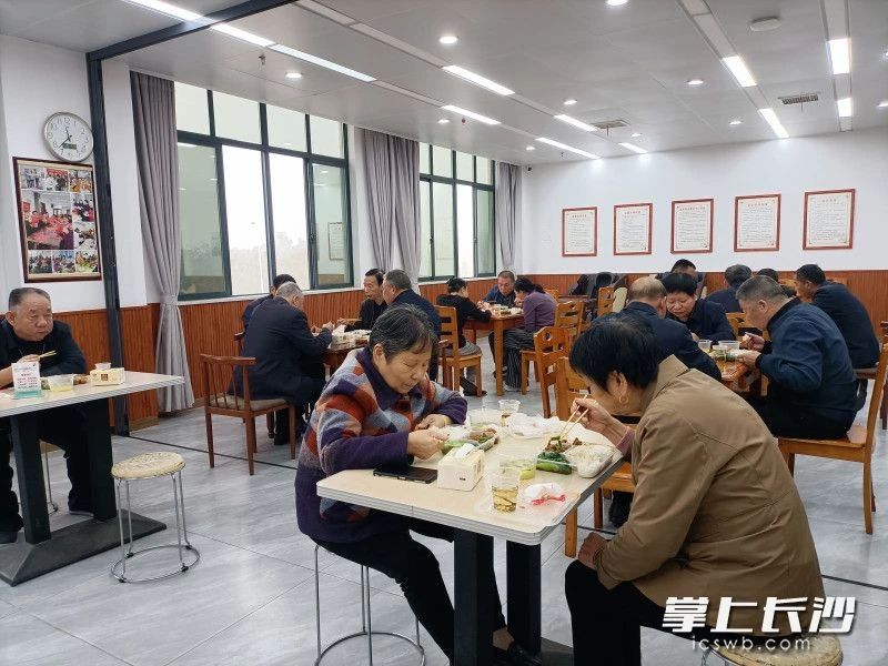 老人們正在居家養(yǎng)老服務站點享用配送的餐食,。資料圖