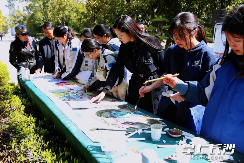 3月19日,，在畫展現(xiàn)場,，眾多學(xué)生嘗試在夏布上作畫。長沙晚報全媒體記者 顏開云 攝
