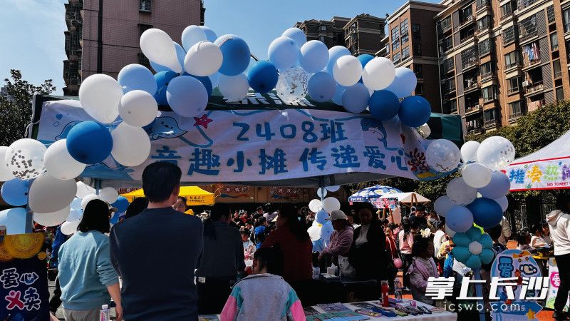愛(ài)心義賣(mài)所籌善款將通過(guò)長(zhǎng)沙市青基會(huì)定向幫扶重病、重困學(xué)生家庭,。