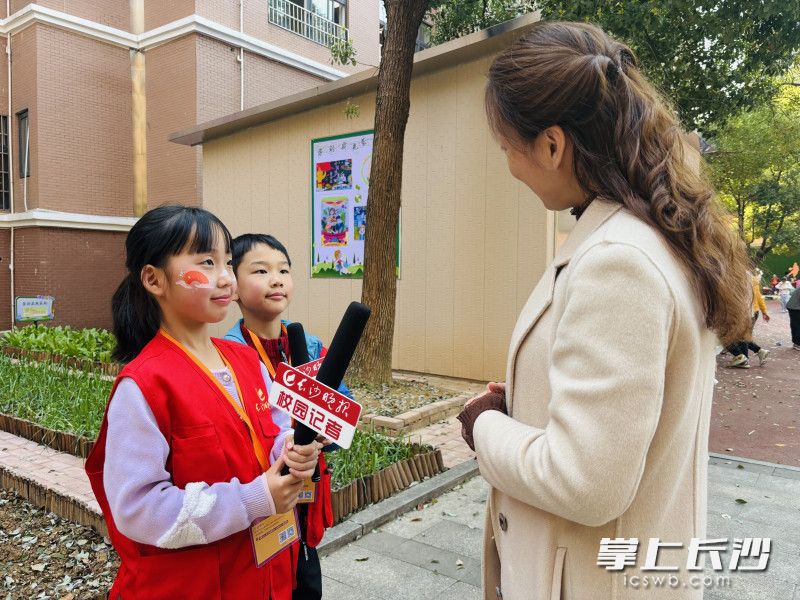 長(zhǎng)沙晚報(bào)校園小記者在愛(ài)心義賣(mài)現(xiàn)場(chǎng)進(jìn)行采訪,。