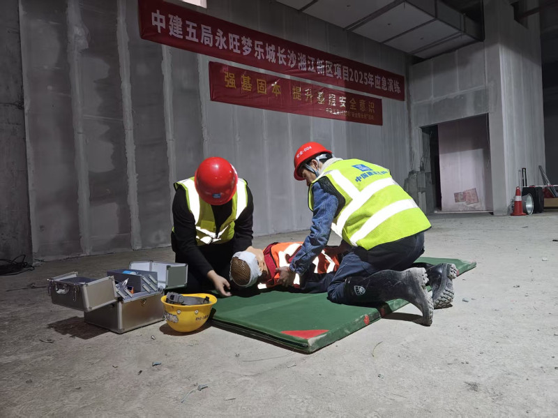 近日,，中建五局總承包公司永旺夢樂城湘江新區(qū)項目部聯(lián)合建設(shè)單位,、監(jiān)理單位,，開展了一場防高墜應(yīng)急演練活動。均為受訪者供圖
