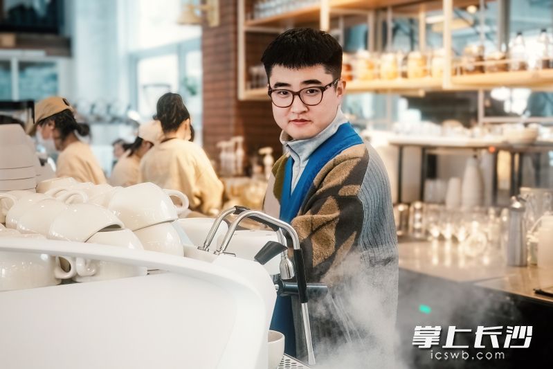 去年9月,，李照林打造了自己的第四家“起風(fēng)”咖啡館,。 均為長(zhǎng)沙晚報(bào)全媒體記者陳飛攝
