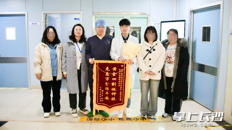 被救女子在家屬陪同下將鮮花,、錦旗與感謝信送給湖南航天醫(yī)院的醫(yī)護(hù)人員,，并與實(shí)習(xí)醫(yī)生曾祥龍（右三）及劉濤醫(yī)生合影留念。 均為通訊員供圖