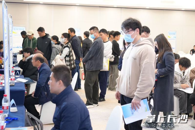 招聘會(huì)現(xiàn)場(chǎng),。長(zhǎng)沙晚報(bào)通訊員 黃佳攝