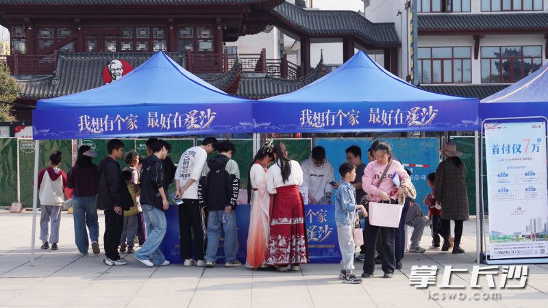 眾多岳陽市民前來咨詢,。