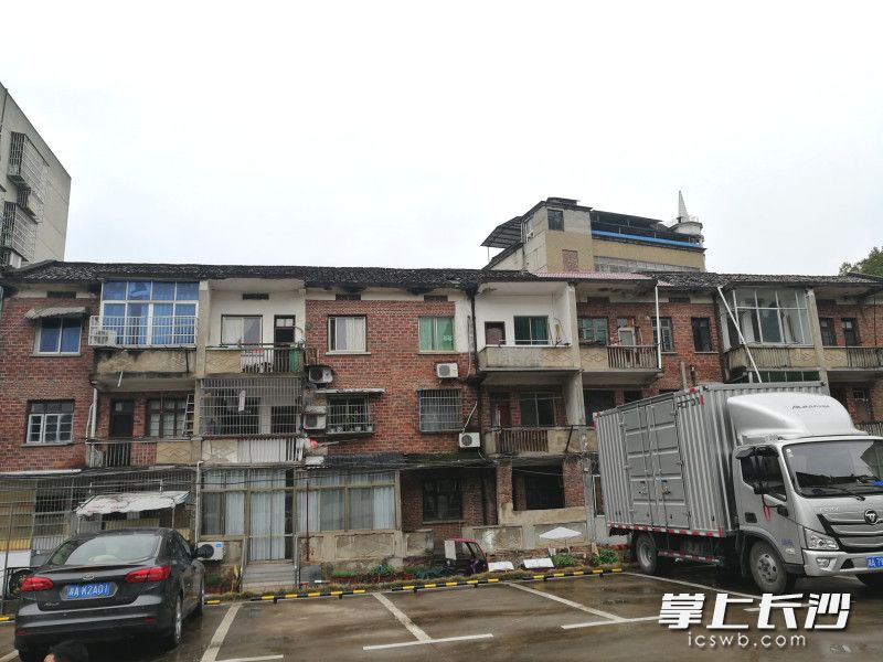 百川里片區(qū)改造前，存在建筑破舊,、線纜凌亂,、路面破損,、污水橫流,、配套功能缺失等老舊小區(qū)通病。 資料圖片