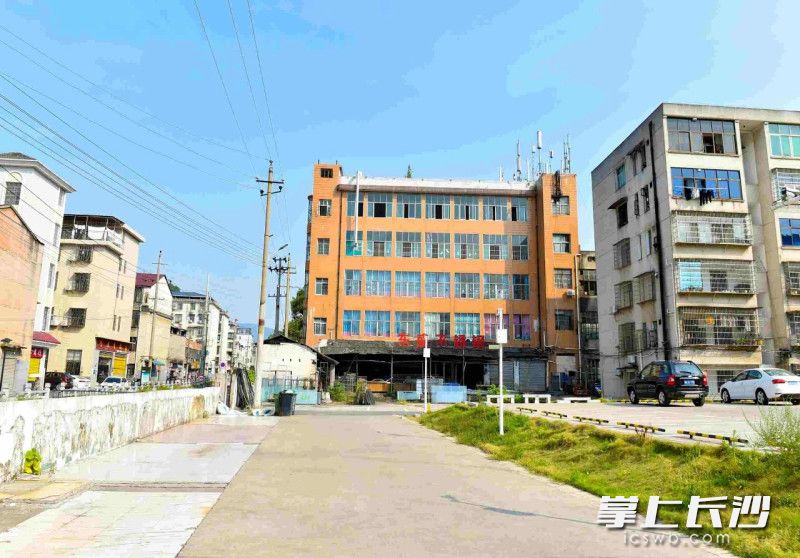 百川里片區(qū)改造前，存在建筑破舊,、線纜凌亂,、路面破損、污水橫流,、配套功能缺失等老舊小區(qū)通病,。 資料圖片