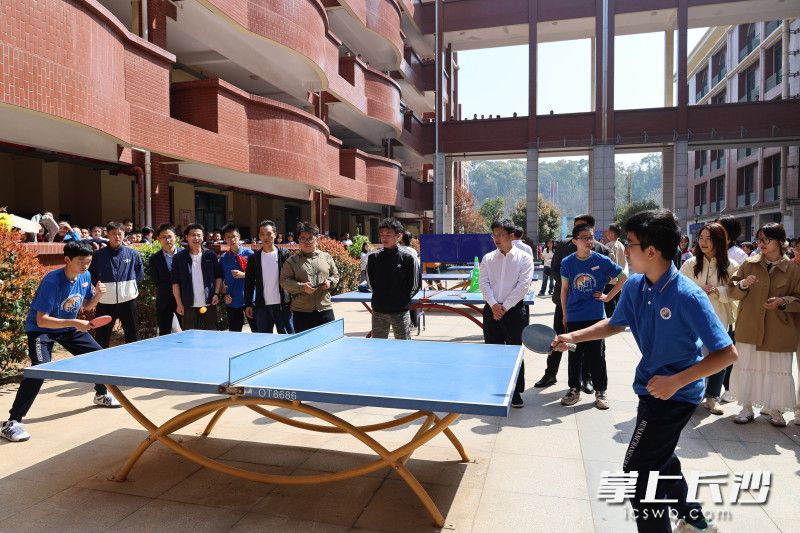 選手們在臺前緊張拼搏，班主任和老師們在旁邊加油助威,。 均為長沙晚報通訊員劉澤紅供圖