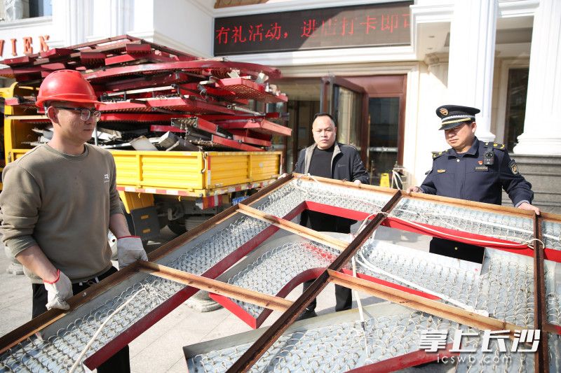 近日,，雨花區(qū)在城市管理行動中再出重拳，針對違規(guī)戶外廣告招牌開展專項(xiàng)整治,。 均為全媒體記者 周游 通訊員 高興 攝影報道