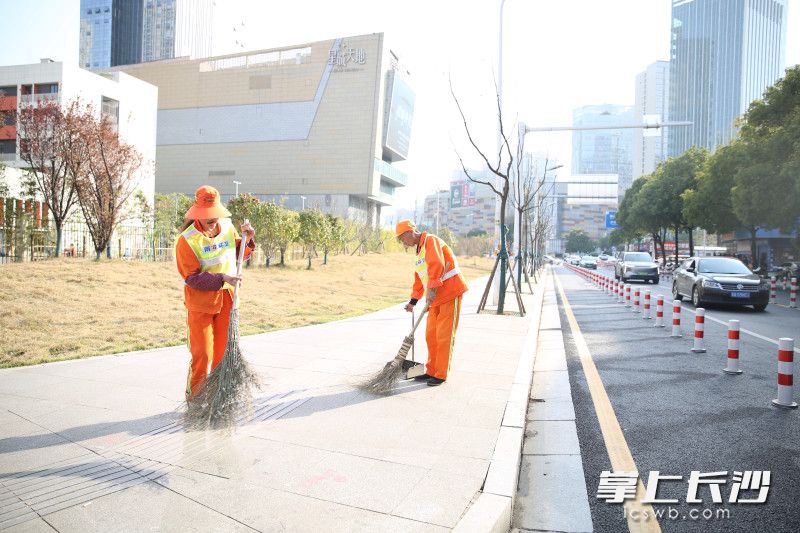 井灣子街道聯(lián)合雨花區(qū)環(huán)衛(wèi),、市政中心,，對紅星建材交易市場與步步高星城天地之間的蓮湖一路進(jìn)行了道路升級改造。