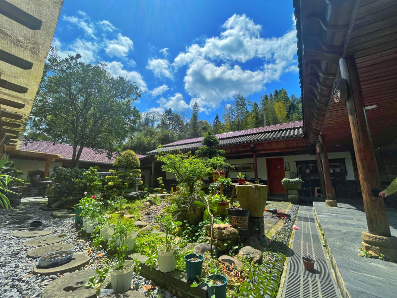 劉非景將祖宅翻新打造成一座庭院主題餐廳。