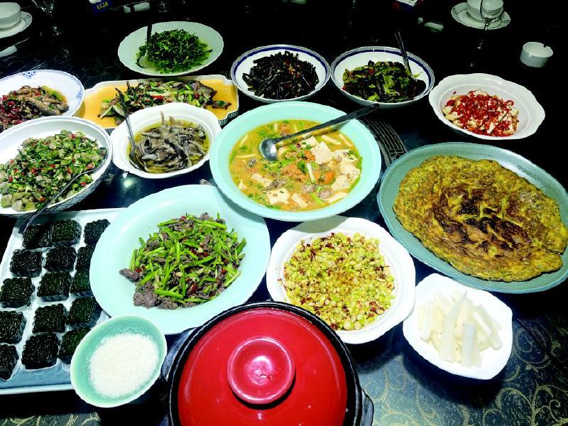 香椿煎蛋,、藠頭炒臘肉、豬油蒸小筍,、清炒草頭,、野胡蔥炒蠶豆……一道道載滿春天味道的佳肴，讓食客們盡情享受時(shí)令之鮮,。