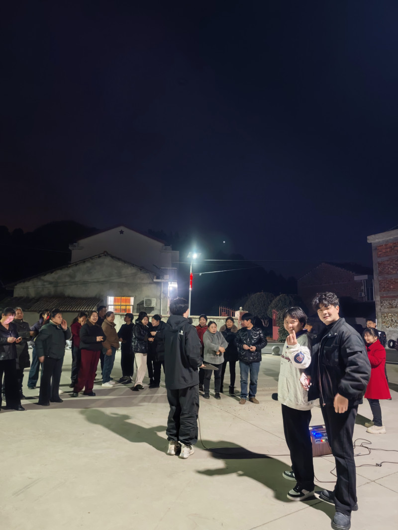 廣西師大學(xué)生夜晚來到璜塘灣廣場,，自彈自唱，吸引村民圍觀,。