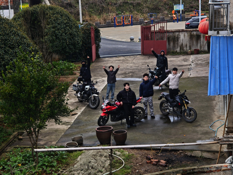 廣西師大六名學(xué)子騎行千里深入湖南鄉(xiāng)村，在璜塘灣駐留,。均為 伍奕豪 供圖