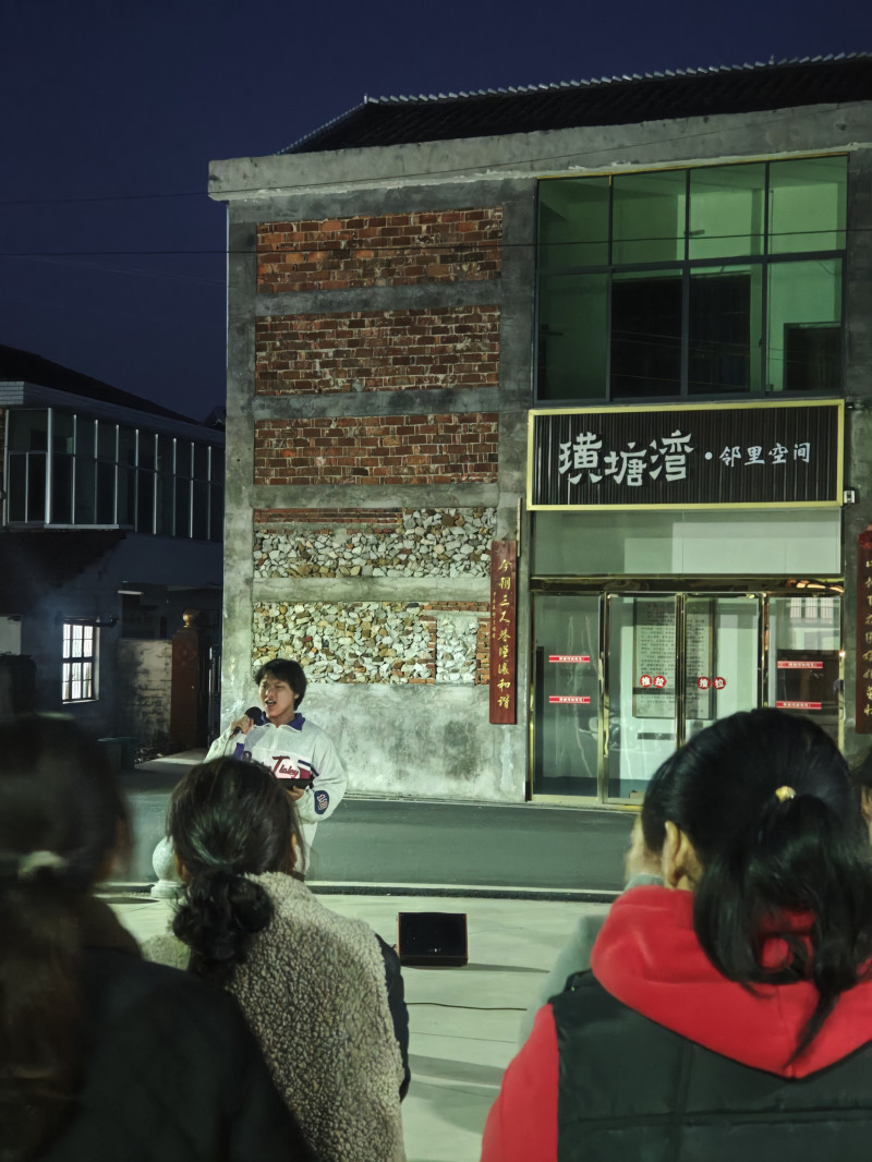 村民一起搞音樂會,，璜塘灣廣場一片歡聲笑語,。