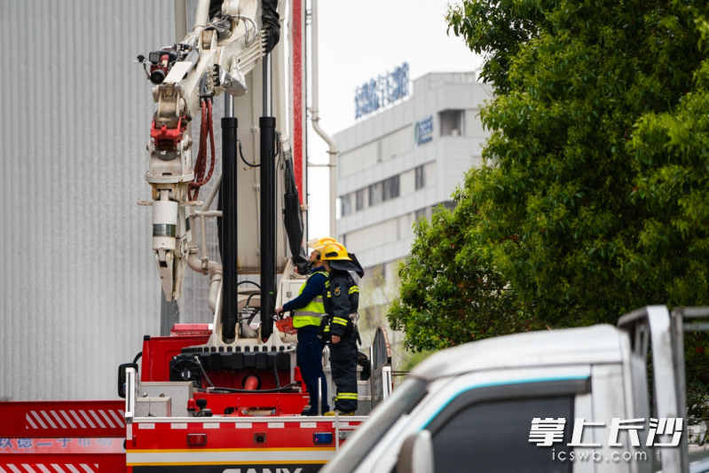 消防員在演練中,。