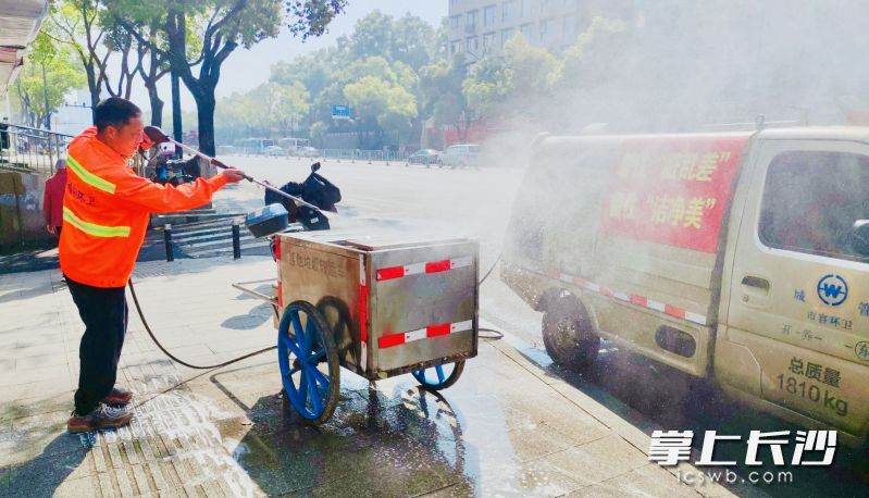 環(huán)衛(wèi)工人用高壓水槍沖洗移動(dòng)垃圾車。均為長(zhǎng)沙晚報(bào)通訊員 袁佳樂 攝