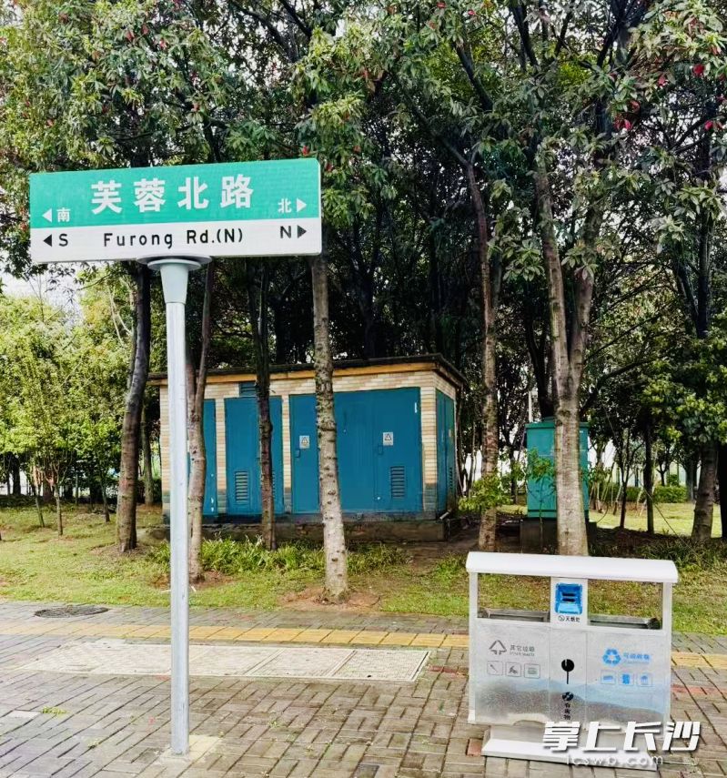 芙蓉北路沿線兩側(cè)更換、新增80個(gè)兩分類不銹鋼垃圾桶,。