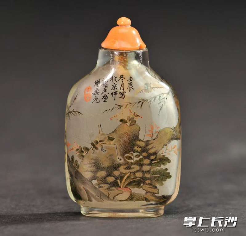 周樂元水晶內(nèi)畫花鳥昆蟲鼻煙壺。武漢博物館藏